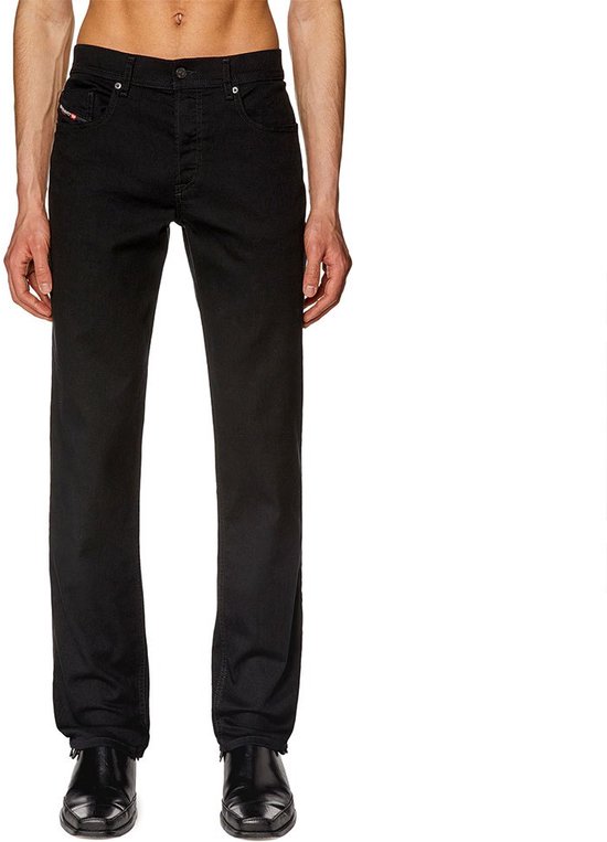 Zwarte straight-leg jeans, gedragen door een man.