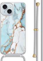 Casimoda® hoesje met grijs koord - Geschikt voor iPhone 15 - Marmer Lichtblauw - Afneembaar koord - TPU/acryl - Blauw