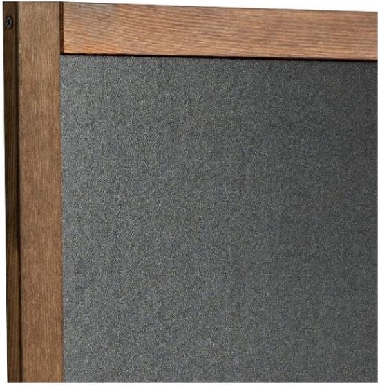 Een close-up van een zwart krijtbord met een bruin houten frame.