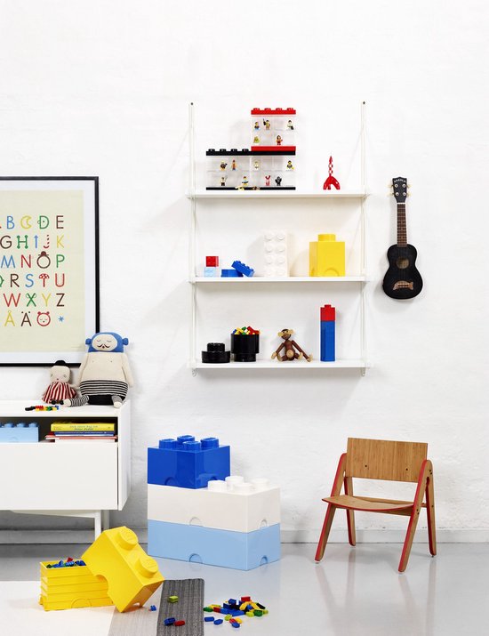 Boîtes de rangement LEGO bleues, blanches et bleu clair empilées.