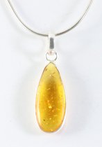Lange druppelvormige zilveren hanger met amber aan ketting