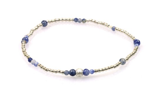 Sterling zilveren armband met blauwe en grijze kralen en een enkele witte steen in het midden.