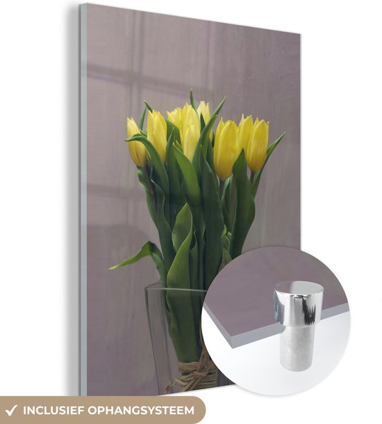 MuchoWow® Glasschilderij 30x40 cm - Schilderij acrylglas - Gele tulpen in een vaas bij een grijze achtergrond - Foto op glas - Schilderijen