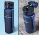 Donkerblauwe King Mungo drinkfles met blauwe band en gestreept hengsel, met open dop.