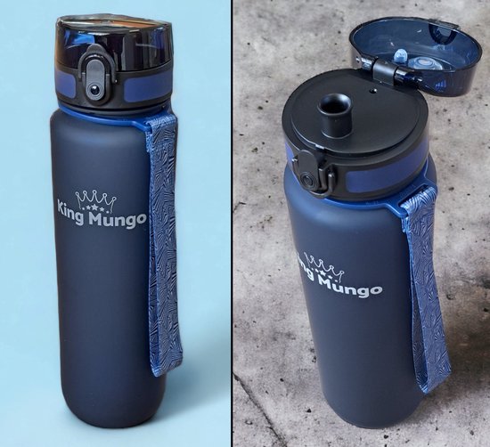 Donkerblauwe King Mungo drinkfles met blauwe band en gestreept hengsel, met open dop.