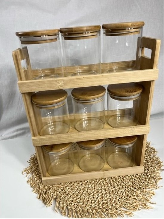 Étagère à épices en bois à 3 niveaux, remplie de 6 pots en verre avec couvercles en bambou.