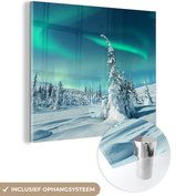 MuchoWow® Glasschilderij 50x50 cm - Schilderij acrylglas - Noorderlicht - Sneeuw - Landschap - Winter - Den - Foto op glas - Schilderijen