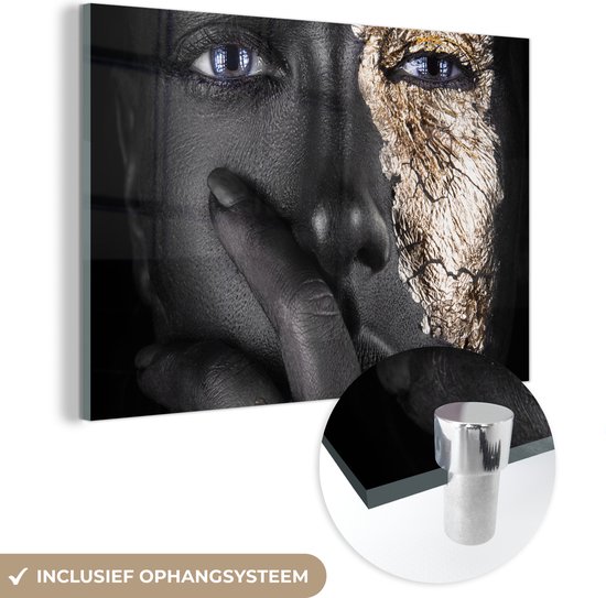 MuchoWow® Glasschilderij 60x40 cm - Schilderij acrylglas - Vrouw - Goud - Zwart - Schmink - Luxe - Foto op glas - Schilderijen