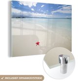 MuchoWow® Glasschilderij 90x60 cm - Schilderij acrylglas - Zeester - Rood - Zand - Foto op glas - Schilderijen
