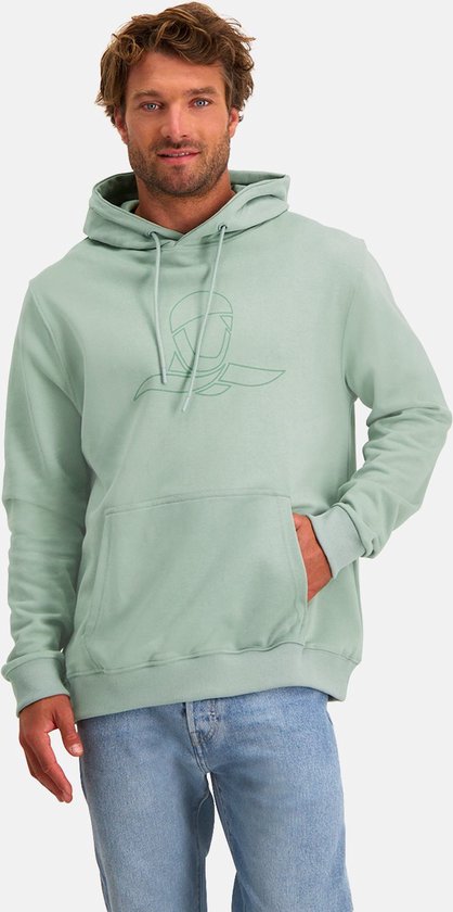 Man in mintgroene hoodie met logo, hand in zak, op witte achtergrond.