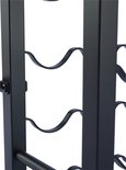 Detail van een zwart metalen wijnrek met golvende houders en schroefbevestiging.