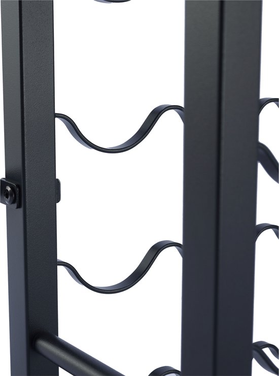 Detail van een zwart metalen wijnrek met golvende houders en schroefbevestiging.
