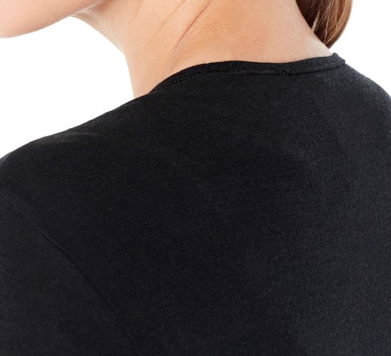 Nek en schouder van een model in zwart thermoshirt.
