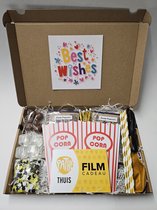 Film Pret Pakket - Best Wishes met filmcadeaubon, mystery card met persoonlijke (video)boodschap en vele film-feestartikelen | Verjaardag | Jubileum | Zomaar
