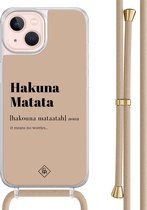 Casimoda® hoesje met beige koord - Geschikt voor iPhone 13 - Hakuna Matata - Afneembaar koord - TPU/acryl - Bruin/beige