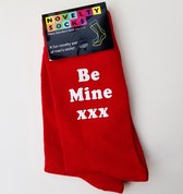 1 paar rode sokken met de tekst Be Mine xxx - aanzoek - valentijn - kerst - sinterklaas - cadeau - kado