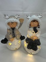 Kerstbeelden Kerstjongen en meisje met LED - Set van 2 stuks - Bol met Sterren - met warm witte LED - grijs + wit & glitters - polyresin - hoogte 20x13x10 cm - Kerstdecoratie - Woonaccessoires