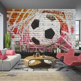 Fotobehangkoning - Behang - Vliesbehang - Fotobehang Voetbal Grafitti - Street football - 150 x 105 cm