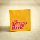 Tegeltje - Life Happens Coffee Helps | Geel | 10x10cm - Interieur - Wijsheid - Tegelwijsheid - Spreuktegel - Keramiek - BONT