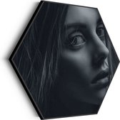 Akoestisch Schilderij Mooie Vrouw in Het Duister Hexagon Basic L (100 X 86 CM) - Akoestisch paneel - Akoestische Panelen - Akoestische wanddecoratie - Akoestisch wandpaneel