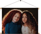 Textielposter Twee Jonge Meiden Met Krullend Haar Rechthoek Horizontaal XXL (85 X 120 CM) - Wandkleed - Wanddoek - Wanddecoratie