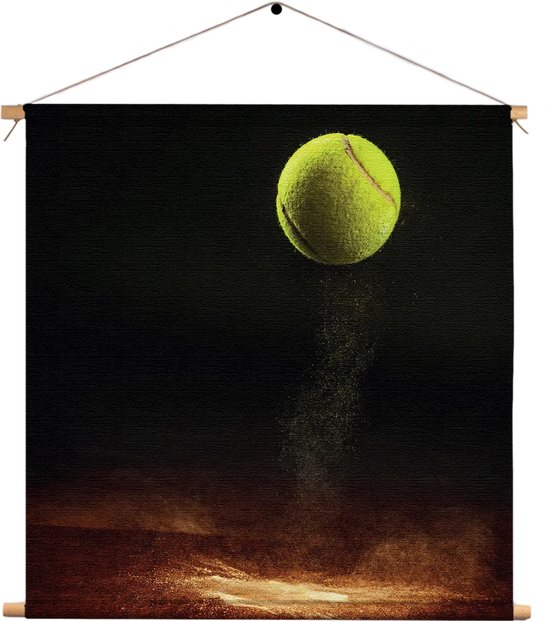 Textielposter Tennisbal Op Grevel Vierkant XXL (90 X 90 CM) - Wandkleed - Wanddoek - Wanddecoratie