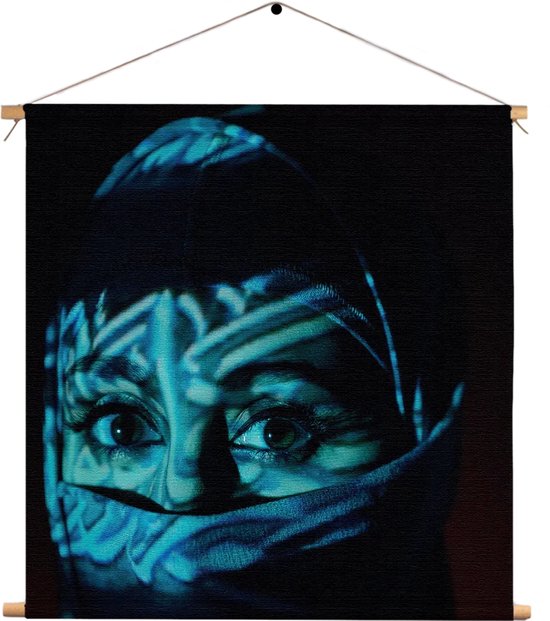 Textielposter Jonge Arabische Vrouw Met Blauwe Hoofddoek Vierkant XXL (90 X 90 CM) - Wandkleed - Wanddoek - Wanddecoratie