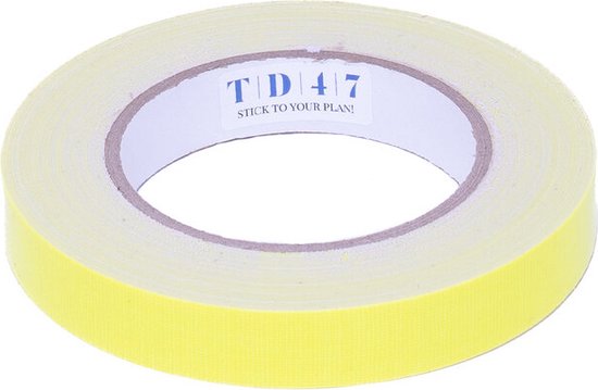 Gele gaffa tape rol met 'TD 47 STICK TO YOUR PLAN!' op de kern.