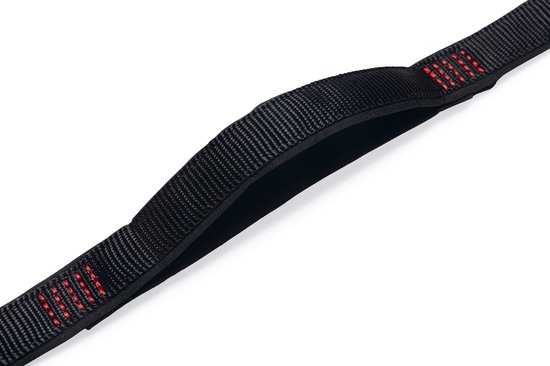 Zwarte nylon hondenriem met zwarte gevoerde handgreep en rode stiksels.