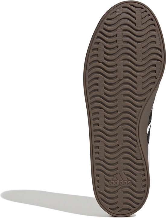 Onderkant van een witte Adidas VL Court 3.0 sneaker met bruine zool.