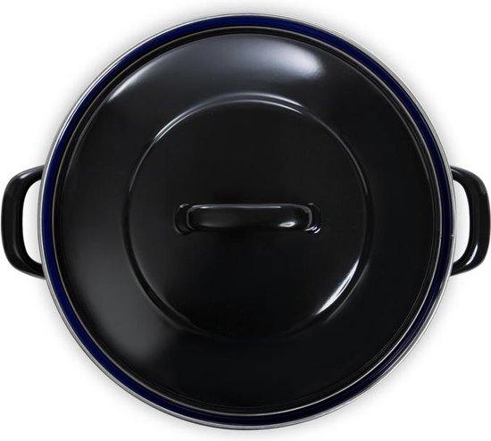 Gesloten zwarte braadpan met blauwe binnenrand, gezien van bovenaf.