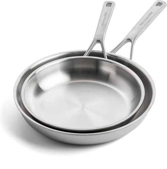 Ensemble de deux poêles KitchenAid argentées, une plus petite et une plus grande.