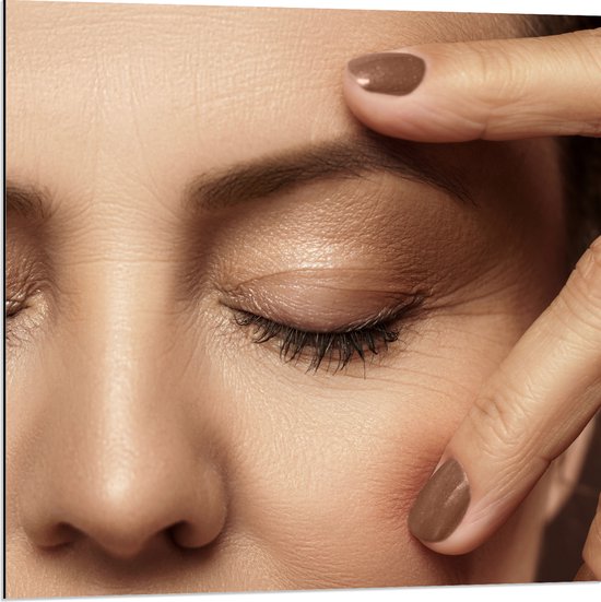 Foto: Dibond vrouw gezicht makeup mascara oogschaduw hand nagellak 80x80 cm foto op aluminium wanddecoratie van metaal 