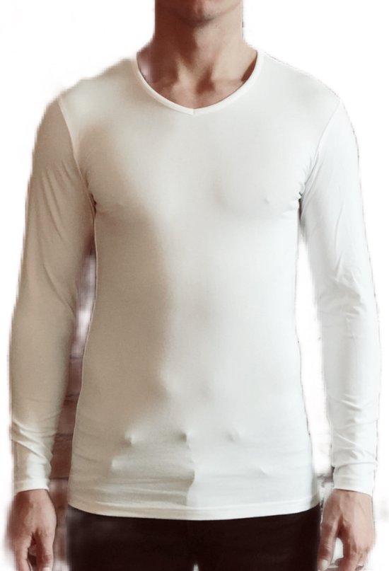 Wit, aansluitend longsleeve shirt met V-hals, gedragen door een man.