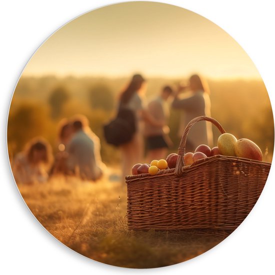 PVC Schuimplaat Muurcirkel - Picknick - Mand - Eten - Fruit - Mensen - Veldje - 80x80 cm Foto op Muurcirkel (met ophangsysteem)