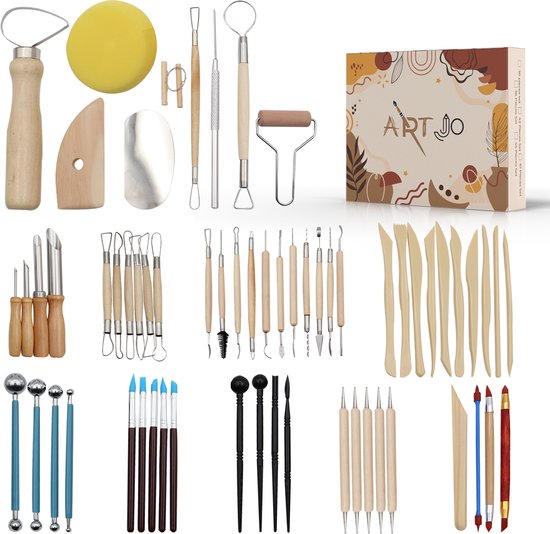 Een grote verzameling ART JO boetseergereedschappen, inclusief rollen, messen en diverse andere tools.