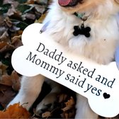 Houten bord in de vorm van een honden bot met de tekst Daddy Asked and Mommy said Yes - trouwen -hond