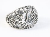 Brede opengewerkte zilveren ring met bloemen motief - maat 16.5