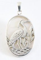 Ovale zilveren hanger met kraanvogel op parelmoer