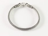 Zware zilveren snake armband met bewerkte sluiting - 18 cm.
