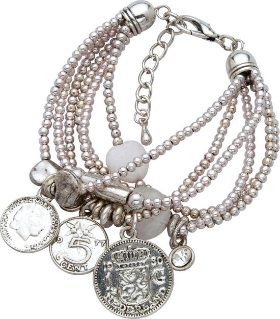 Zilverkleurige armband met parels, munten, een hartje en witte steentjes.