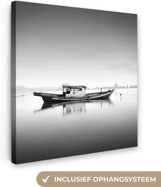 Canvas Schilderij Verlaten boot in het water zwart-wit
