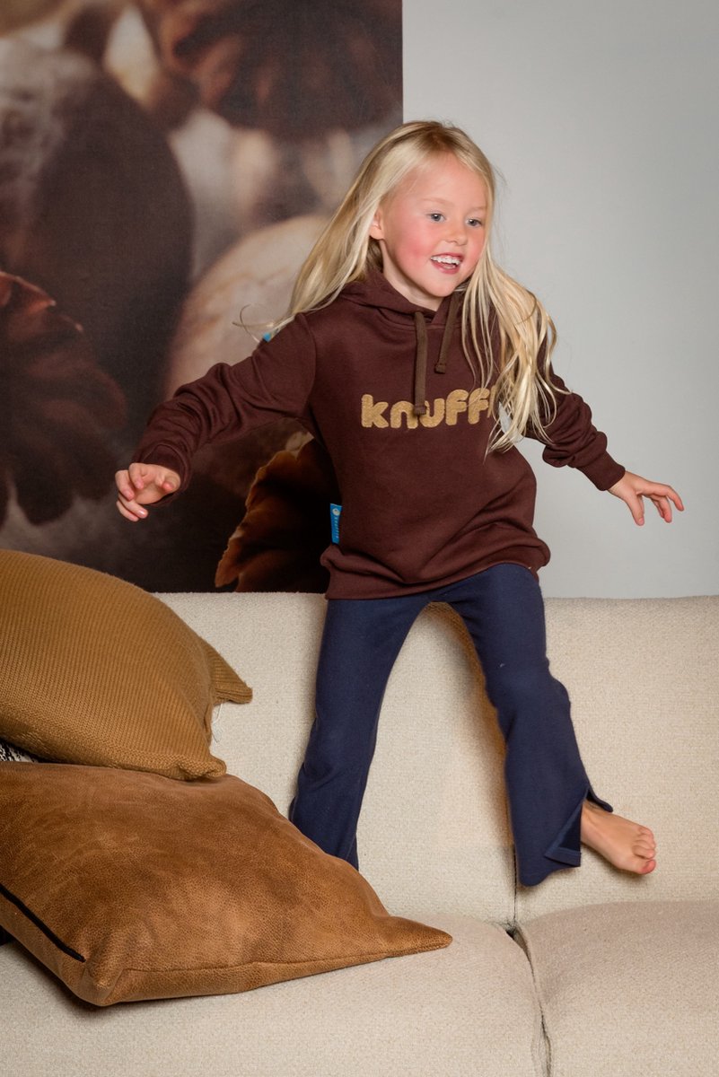 Knuffle Classic Hoodie® | Van het bekende Nederlandse merk Knuffle® | Linda: "De perfecte hoodie voor jouw kind! Stijlvol en comfortabel" | Duurzaam geproduceerd in Portugal | Voor jongens en meisjes | In 4 kleuren, dit is maat 122-128, kleur Bruin