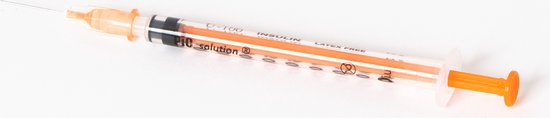 Pic insulinespuit van 1 ml met oranje zuiger en dop, op een witte achtergrond.