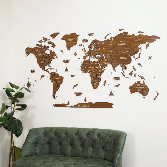 Bruine houten wereldkaart met landennamen, oceaanbenamingen en illustraties, boven een groene bank.