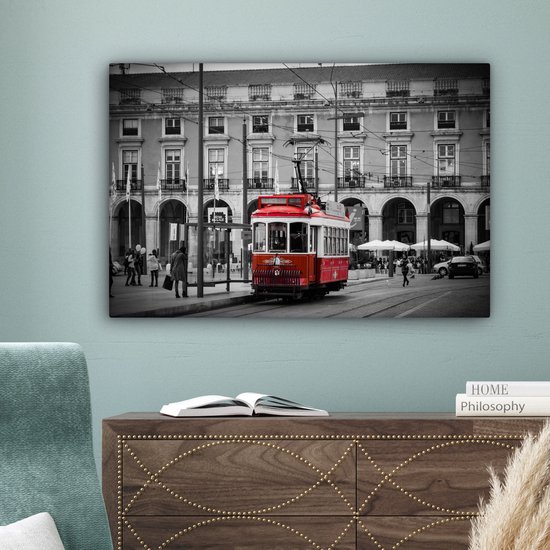 Canvas schilderij 150x100 cm - Wanddecoratie Zwart-wit foto met een rode tram - Muurdecoratie woonkamer - Slaapkamer decoratie - Kamer accessoires - Schilderijen