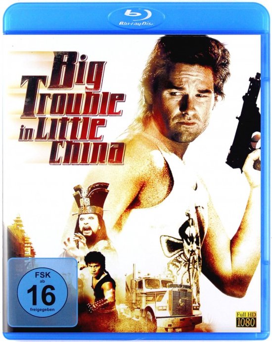 Blu-ray hoes van 'Big Trouble in Little China' met Kurt Russell die een pistool vasthoudt. Achtergrond met Chinese architectuur en andere personages.