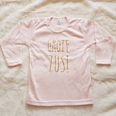 baby shirt met tekst meisje grote zus tekst cadeau aanstaande zwangerschap aankondigen bekendmaken opa en oma oom tante big / little sister roze lange mouw maat maat 104-110