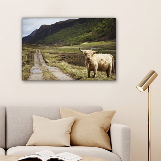Peinture sur toile Highlander écossais - Chemin - Forêt - 150x100 cm - Décoration murale