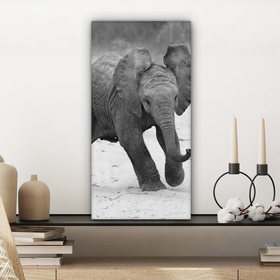 Canvas Schilderij Olifant - Baby - Dieren - Pad - Zwart wit - 20x40 cm - Wanddecoratie